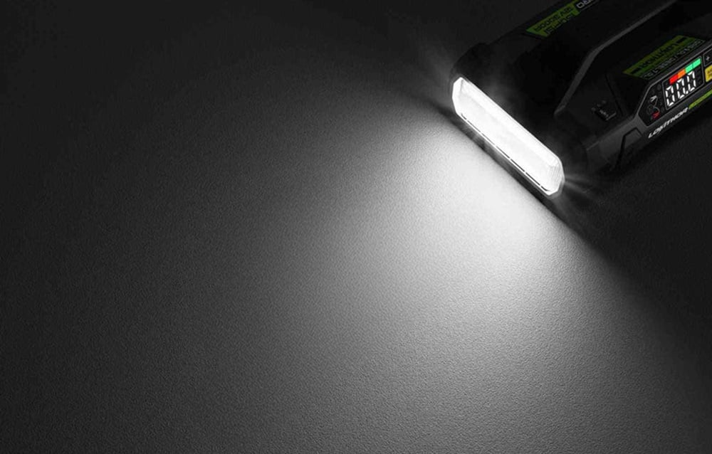 Latarka LED 300 lumenów w urządzeniu LOKITHOR JA3000 PRO